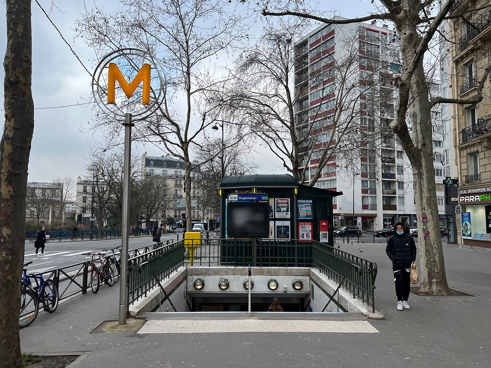 Entrée de la station de métro Dugommier, boulevard de Reuilly